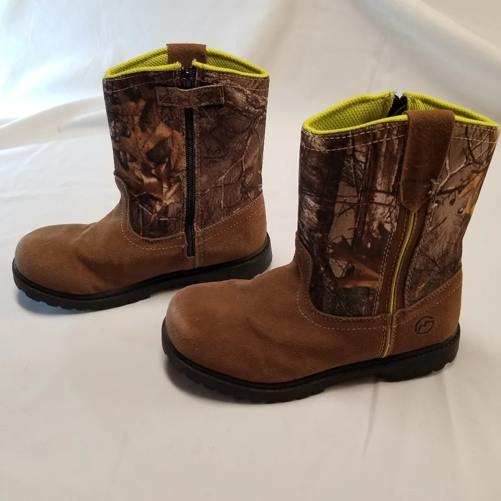 Magellan Outdoors Boots Youth Size 3D Camouflage RealTree Brown Neon Green